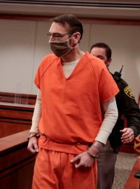 James Crumbley, otec obviněného střelce je doprovázen do soudní síně během soudního procesního slyšení v Rochester Hills, Michigan, USA, 24. února 2022
