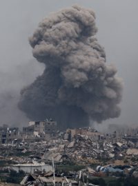 Kouř stoupá z Pásma Gazy