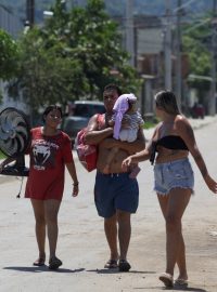 Obyvatelé čtvrti Guaratiba během vlny veder v brazilském Riu de Janeiru