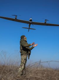 Ukrajinský voják vypouští průzkumný dron středního doletu typu Vector u města Bachmut v Doněcké oblasti na Ukrajině