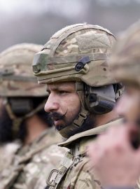 Vojáci britské armády při střelecké soutěži během sikhského vojenského festivalu Holla Mahalla