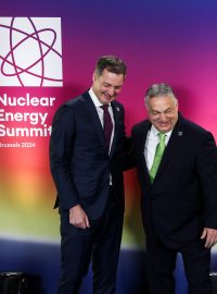 Na jaderný summit dorazil i maďarský premiér Viktor Orbán (uprostřed). Vítá se s belgickým premiérem Alexanderem De Crooem a šéfem Mezinárodní agentury pro atomovou energii Rafaelem Mariano Grossim