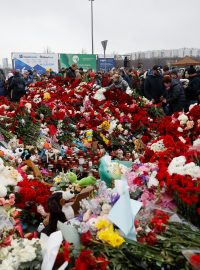 Lidé v Rusku drží celostátní smutek na památku obětí pátečního teroristického útoku v koncertní síni v Krasnogorsku
