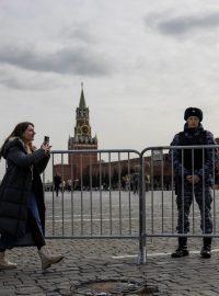 Zábrany před Rudým náměstím v centru Moskvy (fotografie z 26. března 2024)
