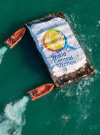Loď World Central Kitchen naložená potravinami k pobřeží Gazy