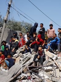 Palestinci se shromažďují na místě izraelského leteckého útoku na budovu uprostřed pokračujícího konfliktu mezi Izraelem a palestinskou islamistickou skupinou Hamás v Rafáhu na jihu pásma Gazy