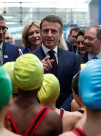 Emmanuel Macron na otevření nového plaveckého areálu pro olympijské hry