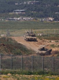 Izraelská vojenská vozidla uprostřed probíhajícího konfliktu u hranice mezi Izraelem a Gazou, 4. dubna 2024