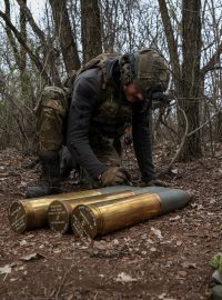 Voják s municí pro houfnici v Doněcké oblasti na Ukrajině