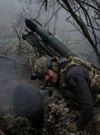 Voják Národní gardy Ukrajiny střílí z houfnice na ruské jednotky v Doněcké oblasti