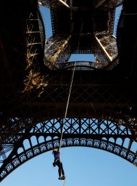 Francouzská atletka Anouk Garnierová na laně vyšplhala do druhého patra Eiffelovy věže