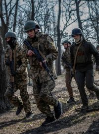 Dobrovolníci, kteří usilují o vstup do 3. samostatné útočné brigády ukrajinských ozbrojených sil, se účastní základního vojenského výcviku v Kyjevské oblasti