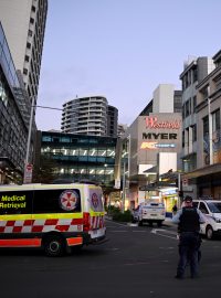 Policie Nového Jižního Walesu a záchranka jsou vidět na místě činu v Bondi Junction poté, co bylo v nákupním centru na východním předměstí Sydney pobodáno několik lidí