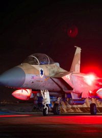 Na snímku izraelského letectva je letoun F-15 Eagle na letecké základně, údajně v návaznosti na záchytnou misi íránského dronu a raketového útoku na Izrael