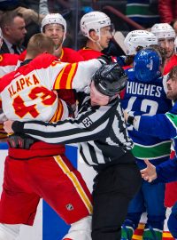 Adam Klapka pomohl svým premiérovým gólem v NHL k výhře hokejistů Calgary 5:1 nad San Jose