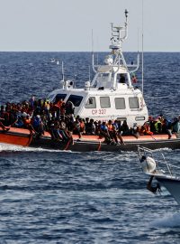 Loď s uprchlíky na pobřeží Itálie