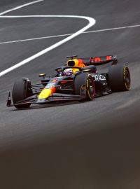 Nizozemský jezdec Max Verstappen vyhrál sprint v rámci Velké ceny Číny formule 1 a upevnil si vedení v průběžném pořadí mistrovství světa