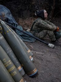 Voják 1148. samostatné dělostřelecké brigády Vzdušných útočných sil Ukrajiny připravuje houfnici M777 k palbě na ruské jednotky uprostřed ruského útoku na Ukrajinu v Doněcké oblasti na Ukrajině