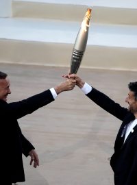 Předseda Řeckého olympijského výboru a člen Spyros Capralos a Tony Estanguet, předseda organizačního výboru olympijských her v Paříži 2024, drží olympijský oheň