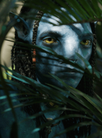 Lo&#039;ak (Britain Dalton) a Kiri (Sigourney Weaver) ve snímku Avatar: The Way of Water
