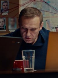 Alexej Navalnyj s blízkou spolupracovnicí Mariou Pevčich během hovoru s členem elitního toxikologického týmu ruské tajné služby FSB Konstantinem Kudrjavcevem