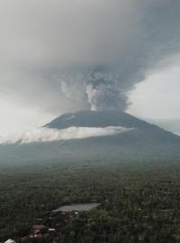 Soptící vulkán Agung na ostrově Bali
