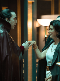 Nicolas Cage jako Dracula a Shohreh Aghdashloo jako Bellafrancesca Lobo ve snímku Renfield