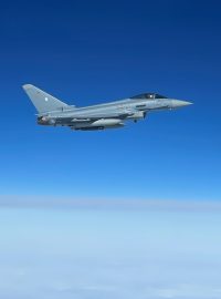 Při příletu letadlo s britským králem přivítaly německé stíhačky Typhoon