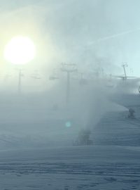 Sněhová děla běží naplno ve většině lyžařských areálů.