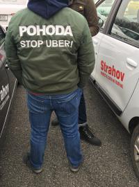 Nejčastějším heslem protestujících taxikářů je &quot;Stop Uber!&quot;