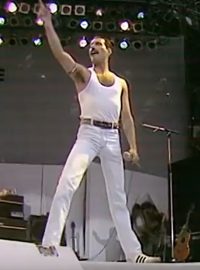 Kapela Queen na koncertu Live Aid v roce 1985 v čele se zpěvákem Freddiem Mercurym.