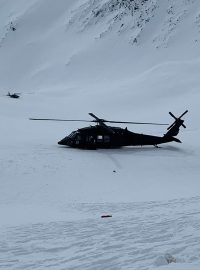 Aljašský armádní vrtulník, který přistál poblíž nehody při záchraně