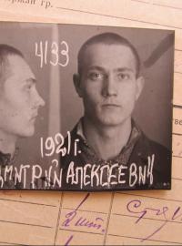 Fotka Dimitrije Popjuka z roku 1940 pochází z vyšetřovavcích svazků NKVD uložených v ukrajinském archivu