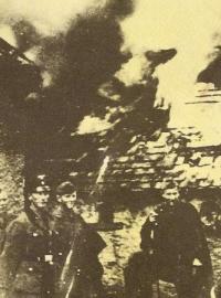 Příslušníci SS se fotí v hořících Lidicích