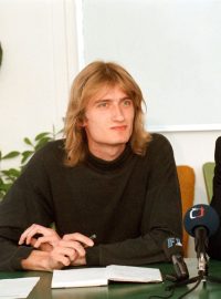 Jakub Patočka (vlevo) s Martinem Bursíkem na tiskové konferenci v květnu 1999