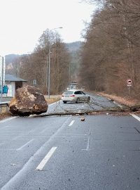 Kámen, který spadl na silnici z Hřenska ke státní hranici
