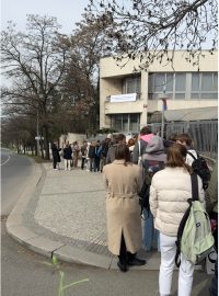 Zástup lidí před ruskou ambasádou v Praze