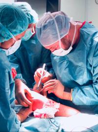Lékaři v Nemocnici Na Bulovce voperovali chlapci rostoucí endoprotézu kolene