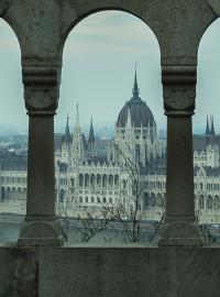 Pohled na budovu maďarského parlamentu v Budapešti