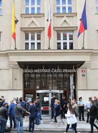 Před Úřadem městské části Prahy 6 se sešli lidé, kterým vadí záměr vedení radnice přesunout sochu maršála Koněva
