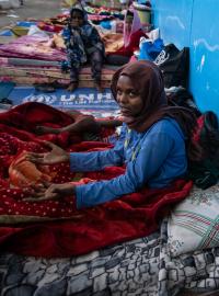 ‚Pašeráci nás podvedli. Slíbili nám, že si pro nás přijedou záchranáři z Evropy. Jenže místo nich přijeli Libyjci,‘ pláče Nigerijka Amel v libyjském detenčním centu.