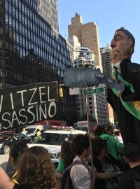Demonstranti nesli figurínu brazilského prezidenta.