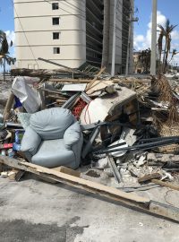 Kromě poničení domů hurikán také odnesl spoustu vybavení
