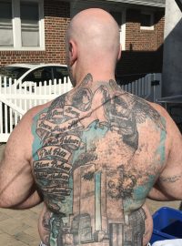 Tetování na zádech bývalého newyorkského hasiče Tiernacha Cassidyho