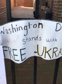 ‚Washington DC stojí za svobodnou Ukrajinou.‘
Nápis u ukrajinské ambasády ve Washingtonu