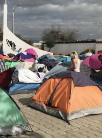 Stanové městečko zoufalých lidí bez domova, většinou Mexičanů, co se snaží dostat na druhou stranu a v mnoha případech už to zkusili a byli sem americkými úřady deportovaní.