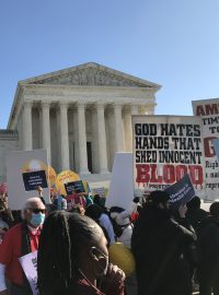 Americký nejvyšší soud jedná o zrušení práva na potrat. Zastánci i odpůrci tohoto práva se sešli před budovou nejvyššího soudu