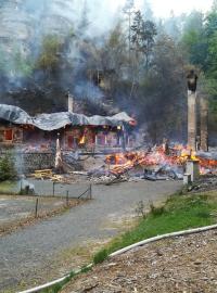 V pátek shořely dvě historické chaty Na Tokáni v národním parku České Švýcarsko.