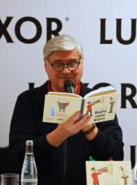 Autogramiáda knihy Rádio stále hlásí Jiřího Slívy.