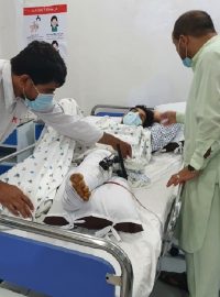 Traumatologie v nemocnici v Kundúzu, rok 2021. Pacient s frakturou dolní končetiny po bombovém výbuchu